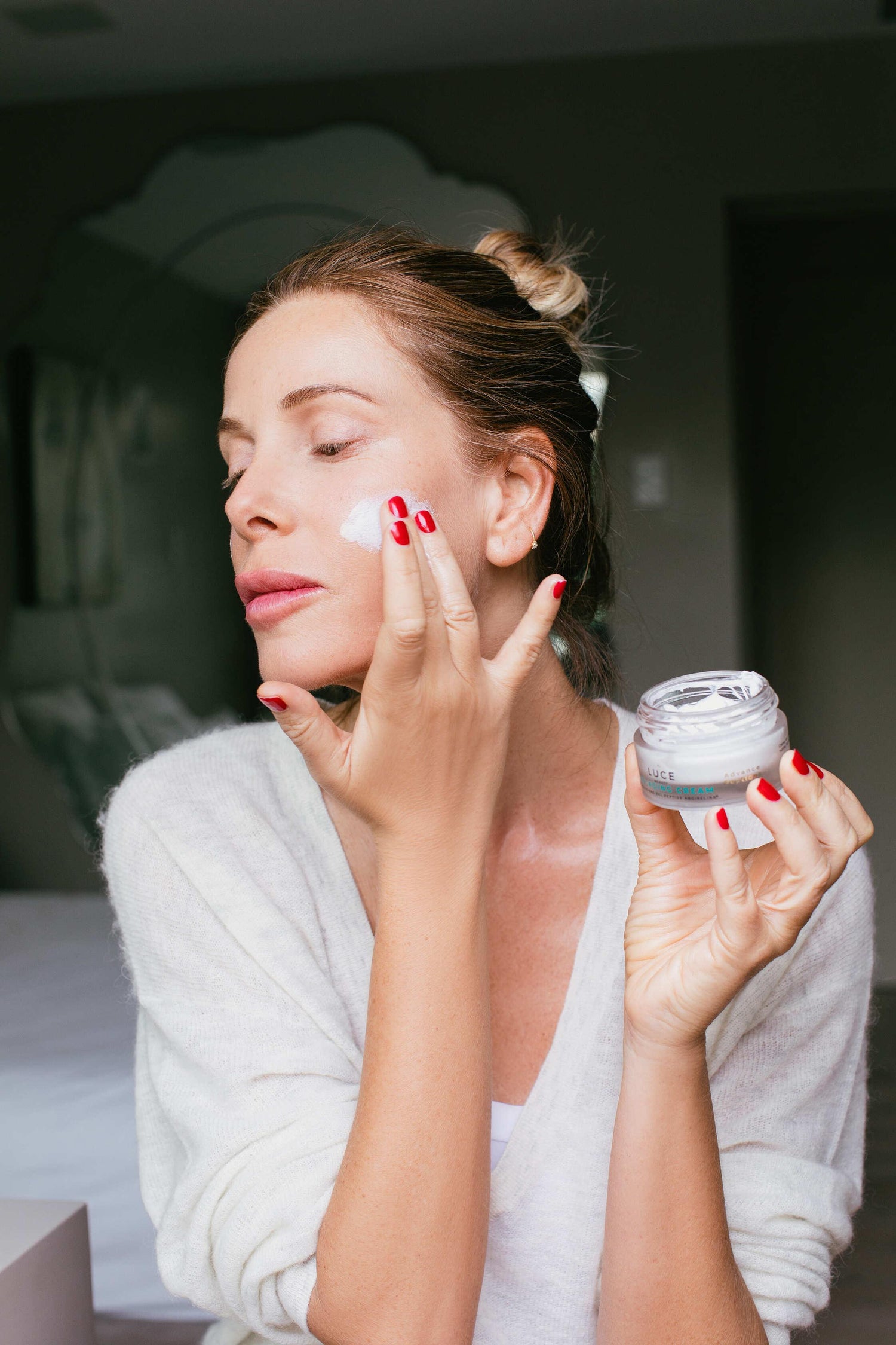 Anti_aging_cream-Applicazione_Alessia_Marcuzzi_Argirelina_amplificata-Luce Beauty