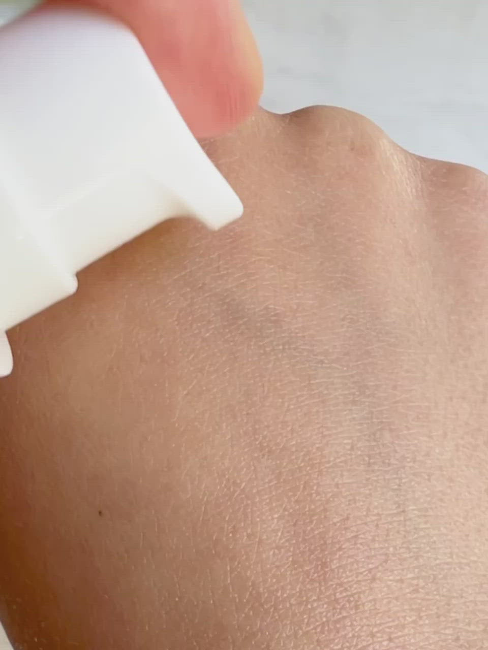 Purifying Serum video applicazione prodotto con texture- Luce Beauty By Alessia Marcuzzi
