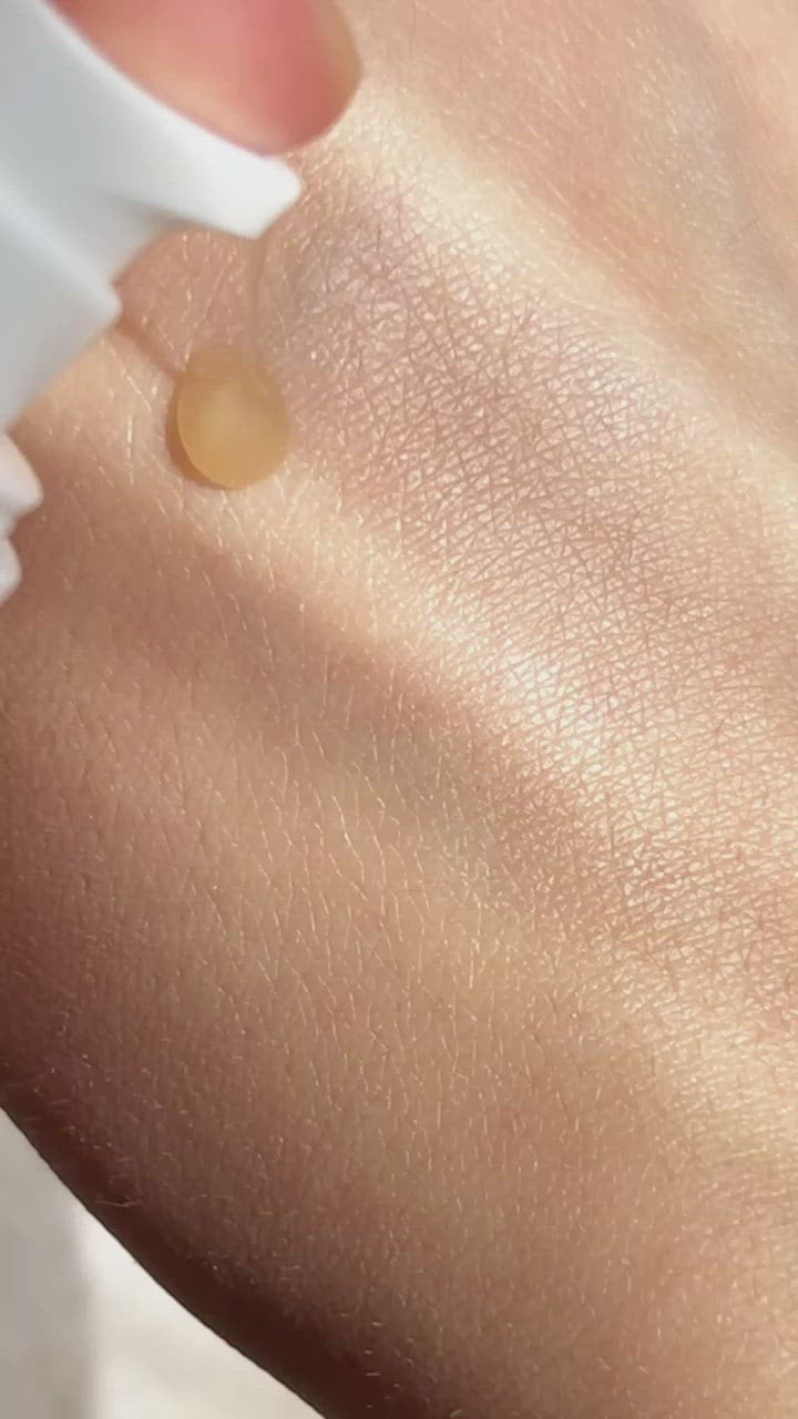 Applicazione_texture_illuminating_serum_siero_illuminante con acido ialuronico_Luce Beauty By Alessia Marcuzzi