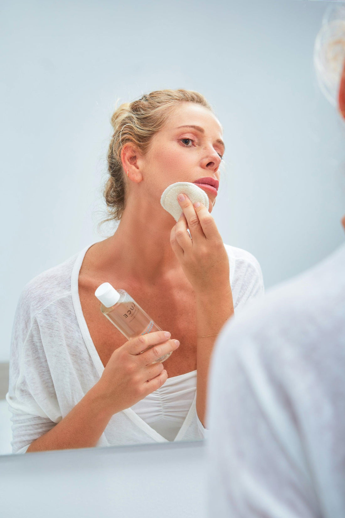 Alessia_Marcuzzi_applicazione_Acqua Micellare - Luce Beauty By Alessia Marcuzzi